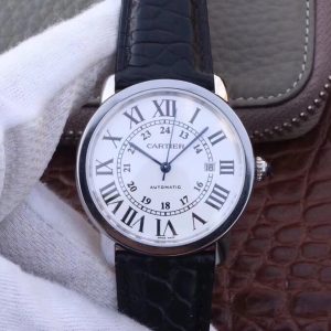 Alternative view of Tw Factory proudly presents the Cartier London Men's Watch Collection, embodying refined elegance and exceptional sophistication. [Exquisite Details] Watch Dimensions: 42mm x 8.36mm 1. Swiss-imported blued steel hands, authentic-grade dial with high-definition printing and rich oil-based ink!2. Full-bodied case, 1:1 replica, masterfully polished, striving to create the strongest case assembly on the market. 3. Crown features bullet-shaped spinel crystal, deep in color, restoring the authentic's noble lineage. 4. "Pot lid" crystal matches the genuine article, slightly domed and transparent with controlled condensation. 5. Case assembly precision down to the Ross details! Superior water resistance!【Technical Breakthrough】Features an imported low-axis Miyota 9015 movement, perfectly aligned with the genuine model's pin height! The rotor undergoes specialized noise-reduction processing during assembly, ensuring a quiet and gentle operation. Guaranteed precision timekeeping and quality!【Strap】Matching the original configuration, the stainless steel model offers three options: TOGO leather, crocodile leather, or a steel bracelet. The rose gold model pairs with either brown or black crocodile leather. 【Clasp】Matching the original configuration, the stainless steel model features a finely crafted butterfly clasp.